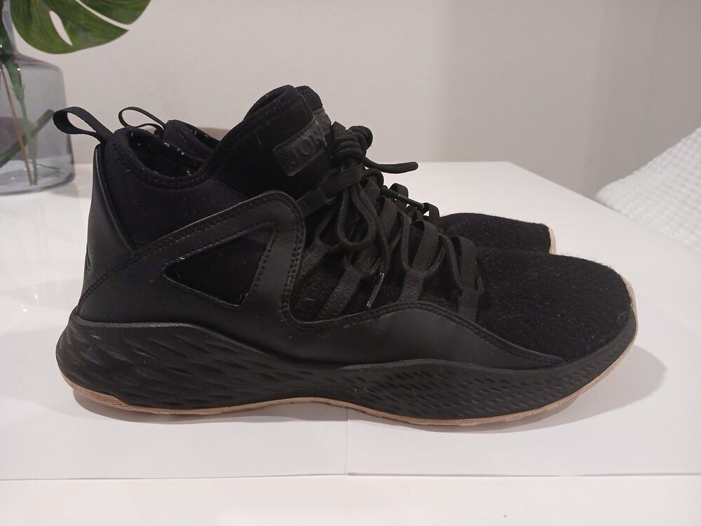 Nike Air Jordan Basketball Shoes Youth Size 10 Black Sneakers 881468-010 Retro